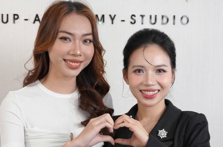 Kiều Min và học viên chụp ảnh trước logo studio