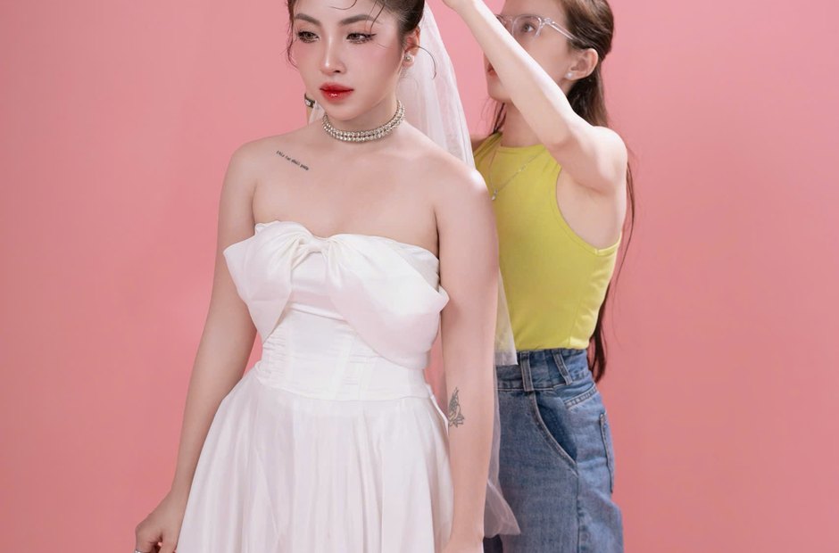 Thợ chỉnh tóc cho cô dâu trước giờ chụp