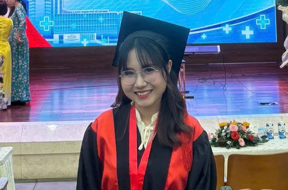 Lễ tốt nghiệp — dịp nhiều lớp đặt trang điểm cả nhóm