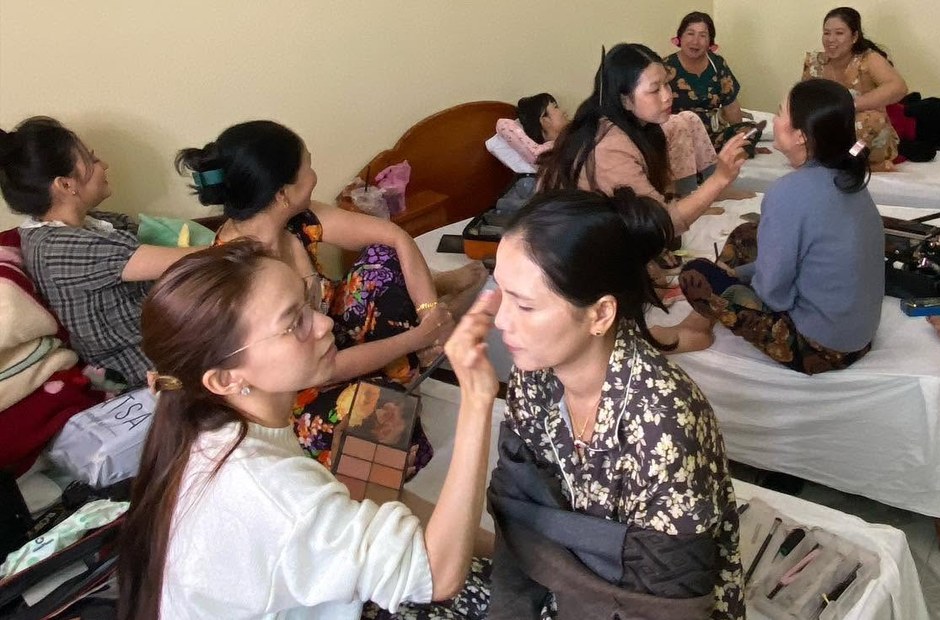 Học viên thực hành trên người mẫu thật tại lớp