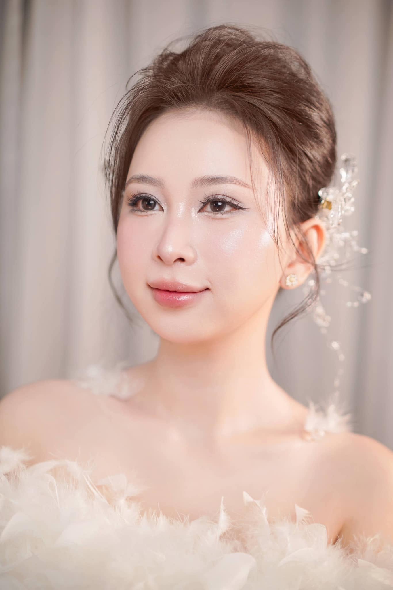 Lớp nền trang điểm cô dâu mịn, không bóng dầu dù trời ẩm ngày mưa