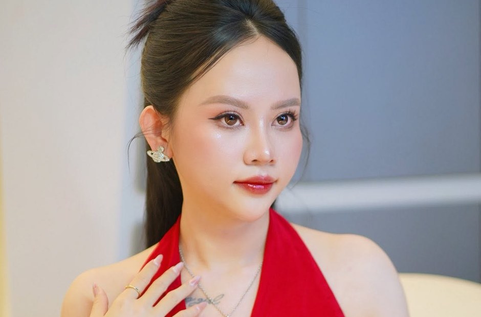 Lớp nền mỏng nhưng đều, lên ảnh tốt dưới đèn và flash