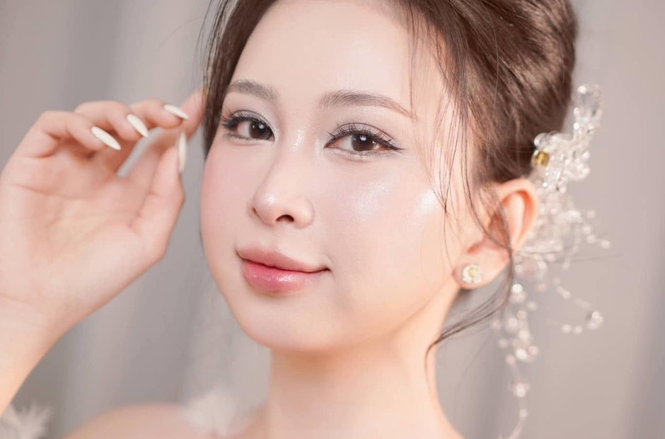 Lớp nền mịn trên gương mặt cô dâu
