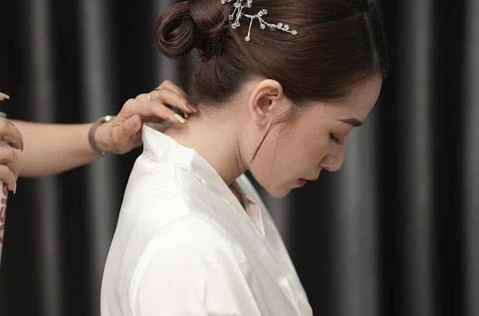 Cô dâu được làm tóc trước giờ đón dâu