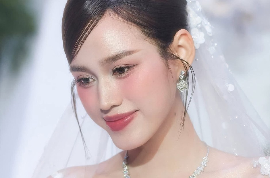 Cô dâu trang điểm tông hồng nhẹ với voan mỏng