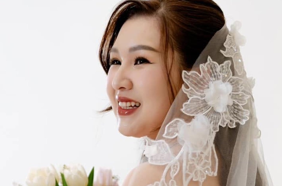 Cô dâu với lớp nền mỏng, tự nhiên