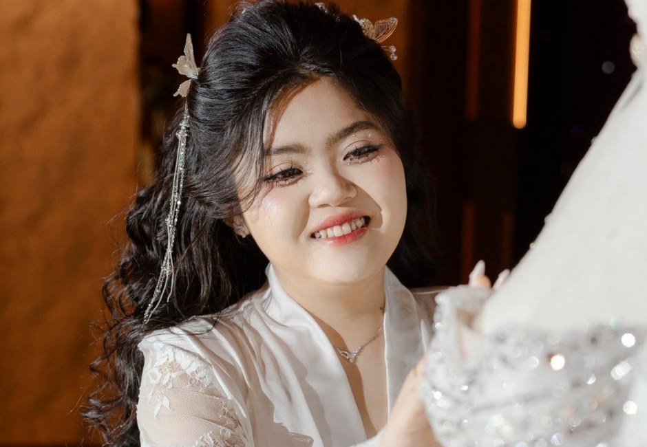 Cô dâu chỉnh váy cưới sau buổi trang điểm tại nhà
