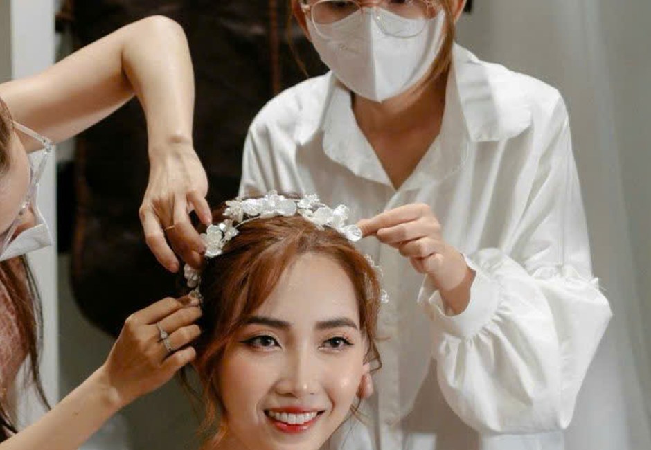 Thợ của Makeup Kiều Min đang làm tóc cho cô dâu trước giờ đón dâu