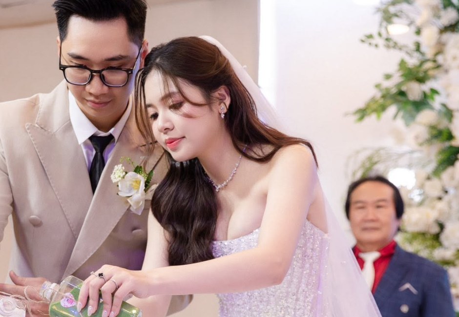 Cô dâu và chú rể trong tiệc cưới buổi tối