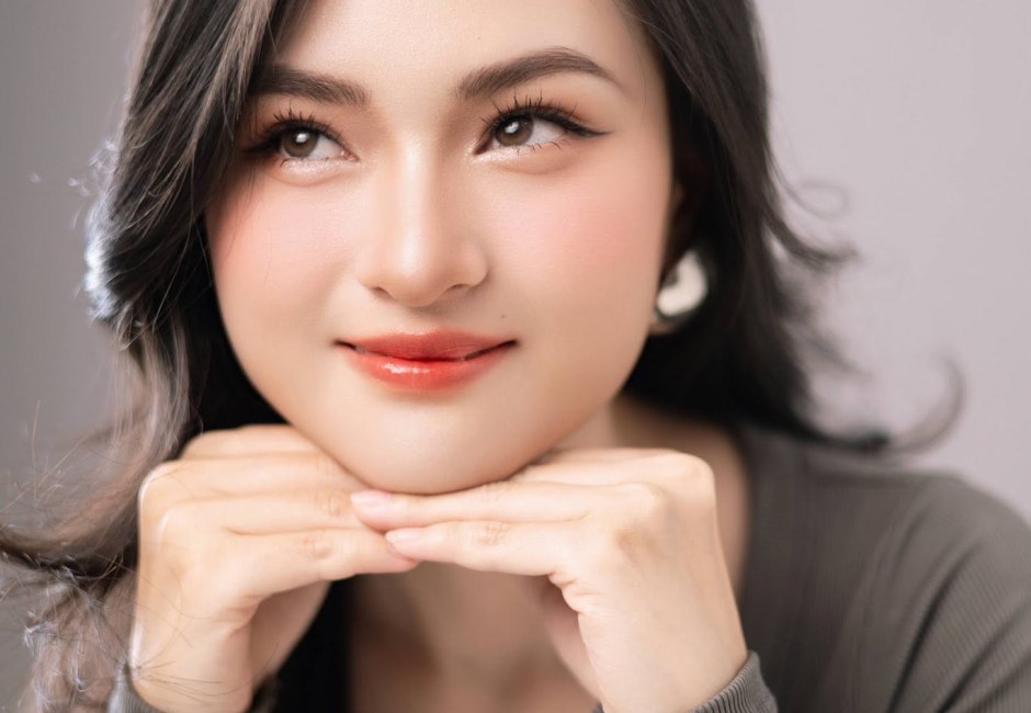 Khách nữ trang điểm dự tiệc với tông hợp màu trang phục