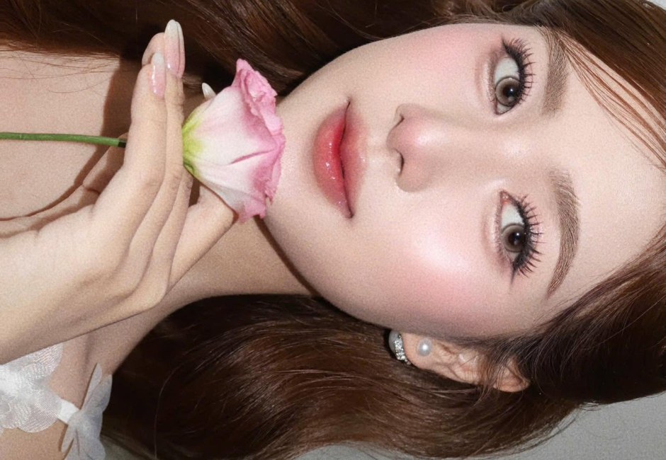 Khách nữ với lớp trang điểm dự tiệc tông nhẹ, hợp buổi trưa