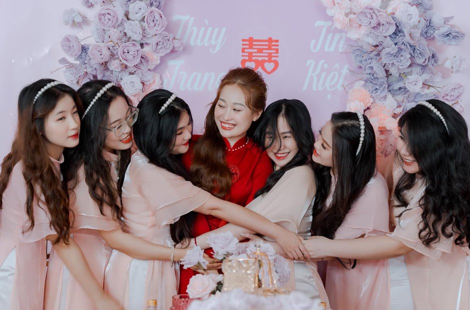 Nhóm phù dâu trong ngày cưới