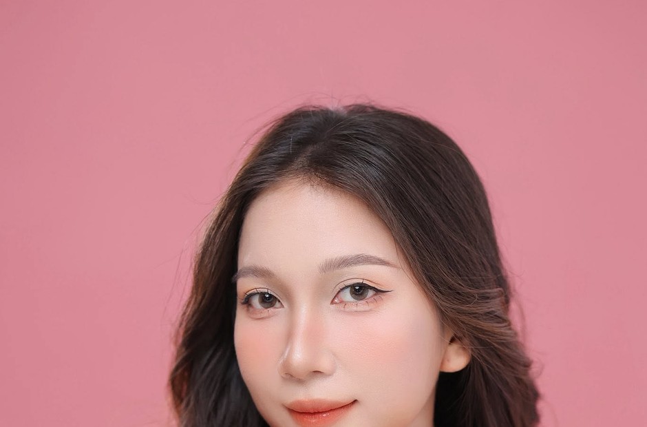 Cận mặt makeup tông ấm, mí mắt nhũ mờ nhẹ, má hồng tự nhiên