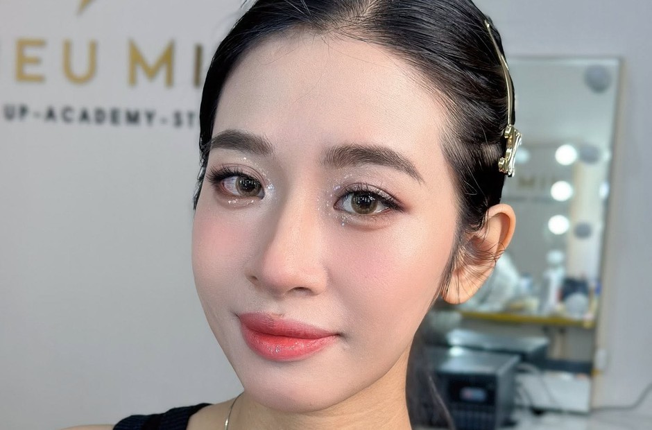 Cận mắt nhũ lấp lánh mịn dưới mí, môi cam đất, nền studio Kiều Min