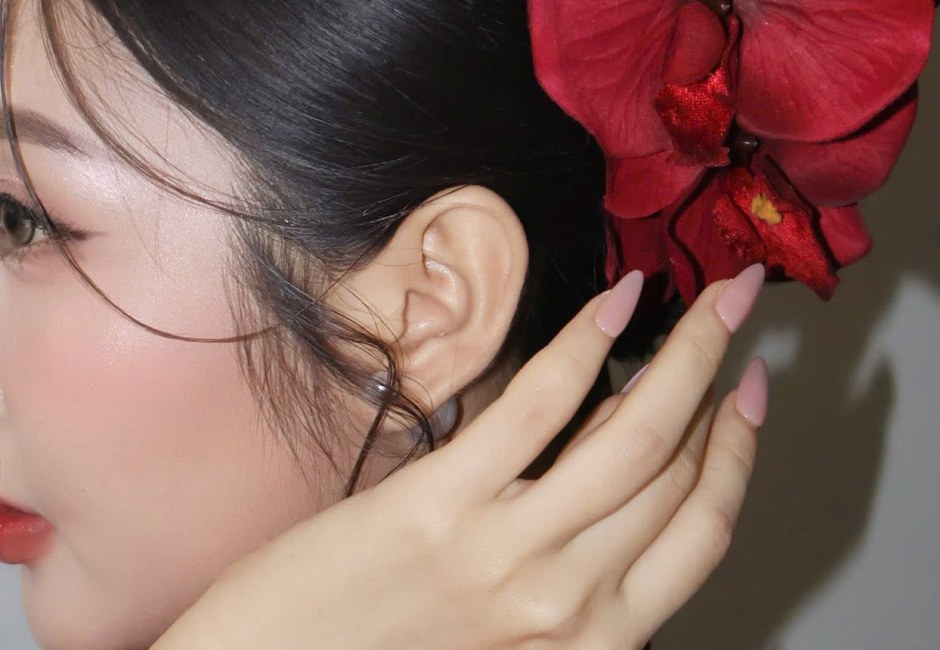 Kiểu tóc búi cài hoa do Makeup Kiều Min thực hiện, nhìn nghiêng