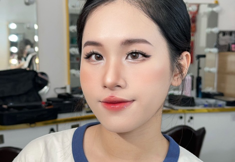 Khách nữ với kiểu tóc búi gọn đi kèm buổi trang điểm dự tiệc