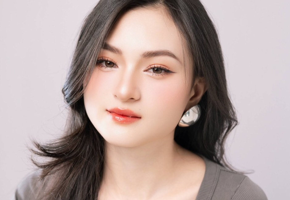 Khách nữ với tóc xõa tạo kiểu sau buổi trang điểm dự tiệc