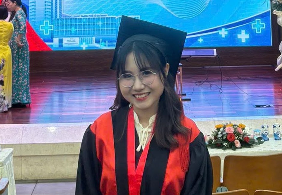 Bạn nữ chụp kỷ yếu tại lễ tốt nghiệp