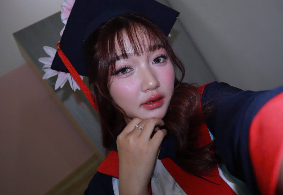 Bạn nữ trang điểm kỷ yếu, chụp cận thấy rõ lớp nền