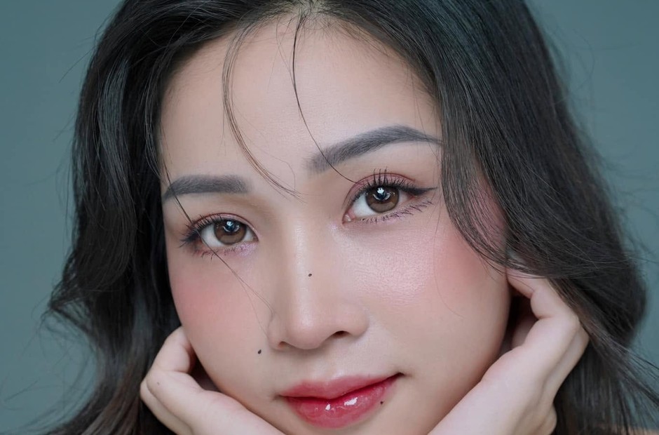 Cận mặt sau khi trang điểm với má hồng đánh tròn và lớp nền mỏng