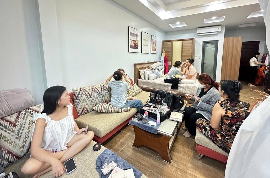 Buổi trang điểm tại phòng khách