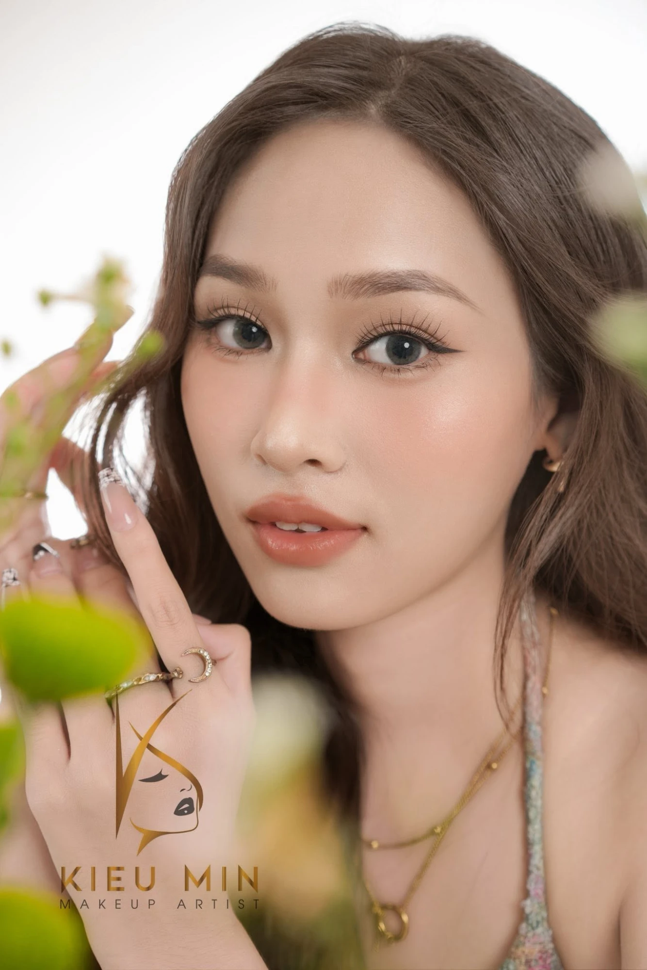 Cùng khách đó sau khi Kiều Min trang điểm dự tiệc, nền da mỏng và mắt được nhấn nhẹ