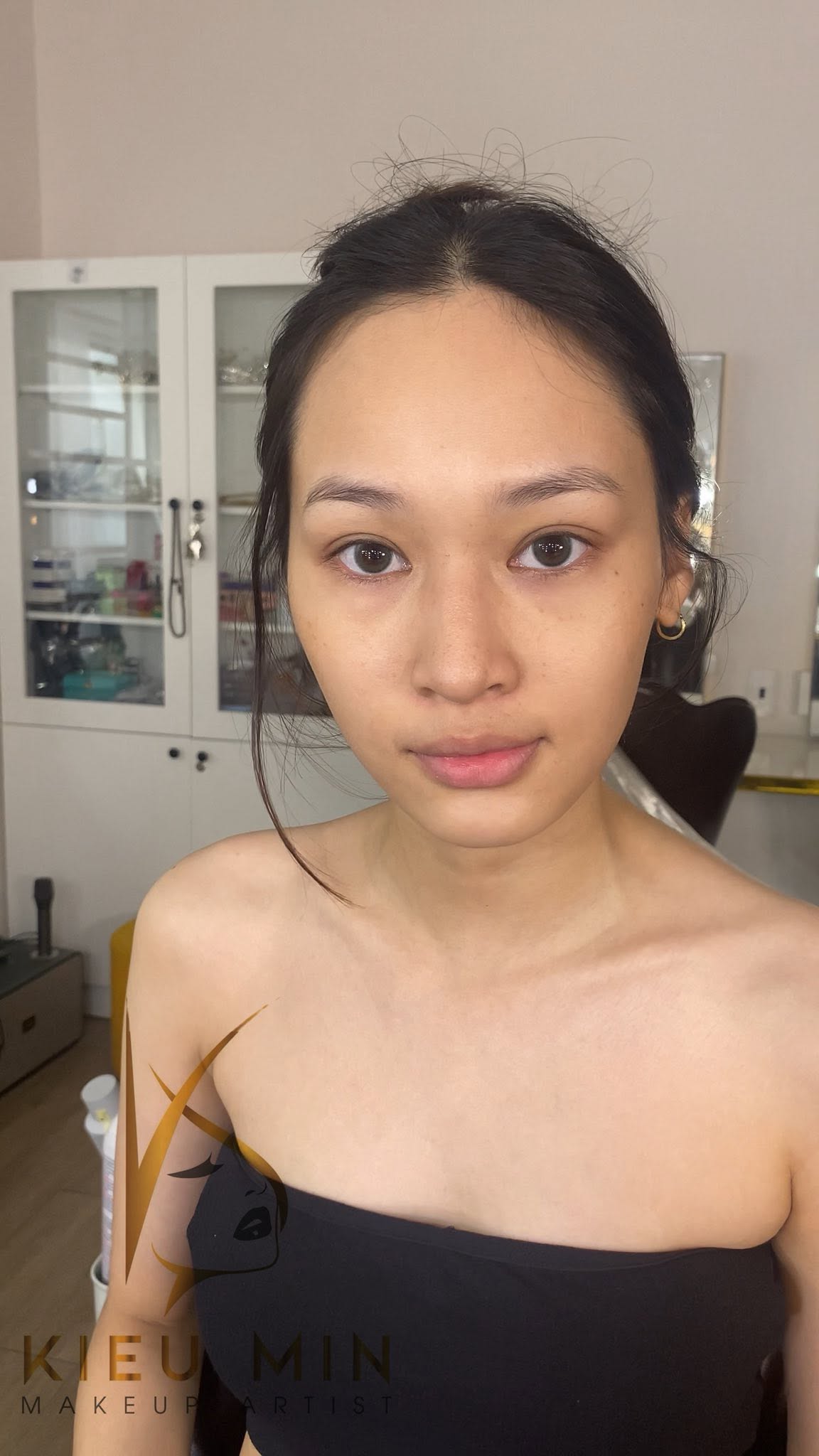 Khách dự tiệc của Kiều Min lúc chưa trang điểm, chụp tại chỗ làm trước khi bắt đầu