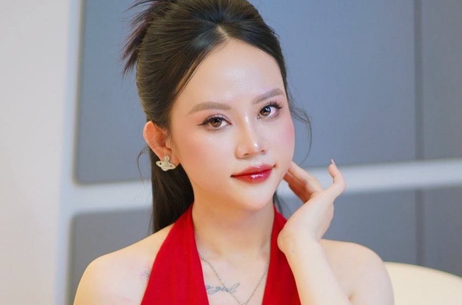 Môi tông đỏ viền rõ