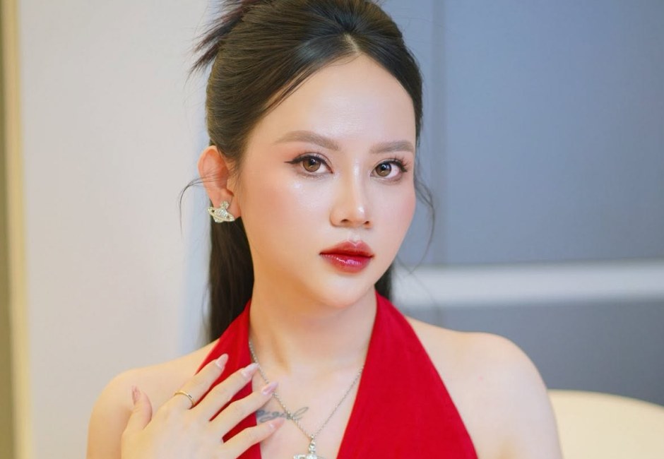 Khách nữ mặc váy đỏ với lớp trang điểm tông tây, nét sắc rõ