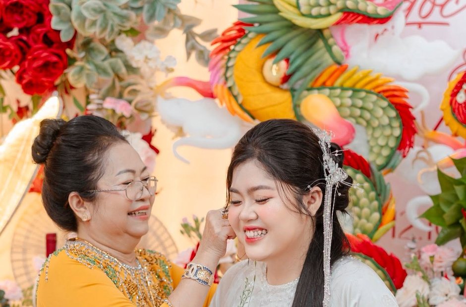Mẹ cô dâu mặc áo dài bên cô dâu trong lễ gia tiên