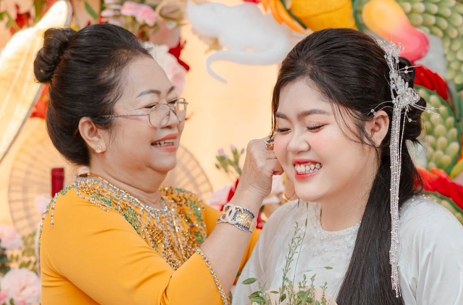 Mẹ cô dâu và cô dâu cùng được trang điểm trong ngày cưới