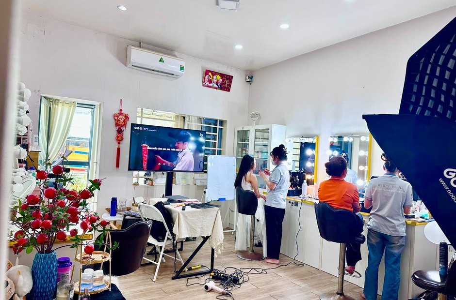 Studio Kiều Min trong một ngày đông khách