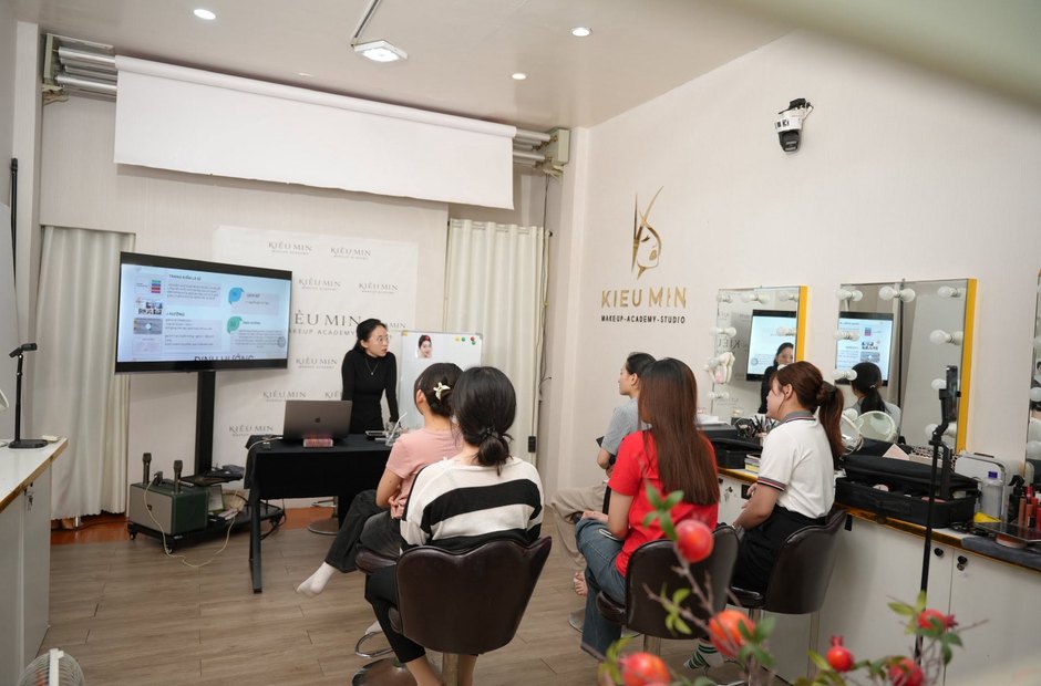 Lớp học trang điểm tại studio
