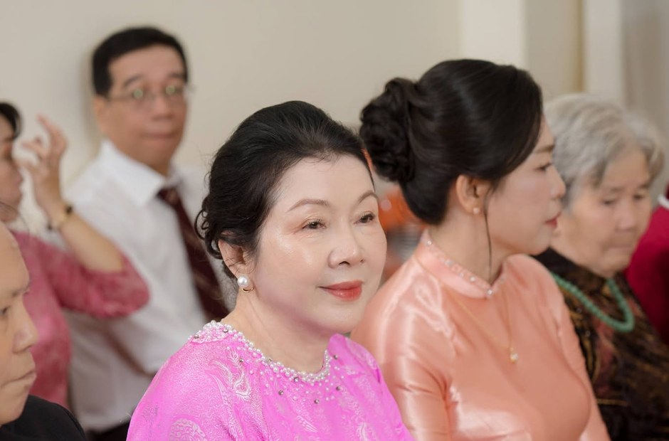 Nhà đông người cùng trang điểm trong một buổi sáng