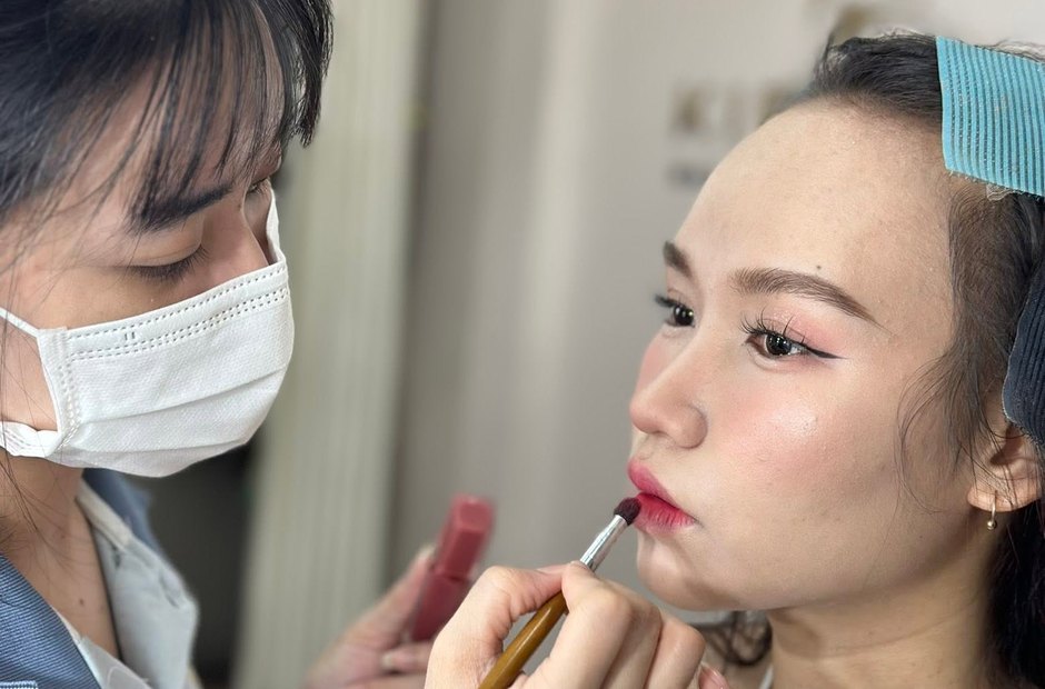 Thợ dùng cọ nhỏ tô môi cho khách