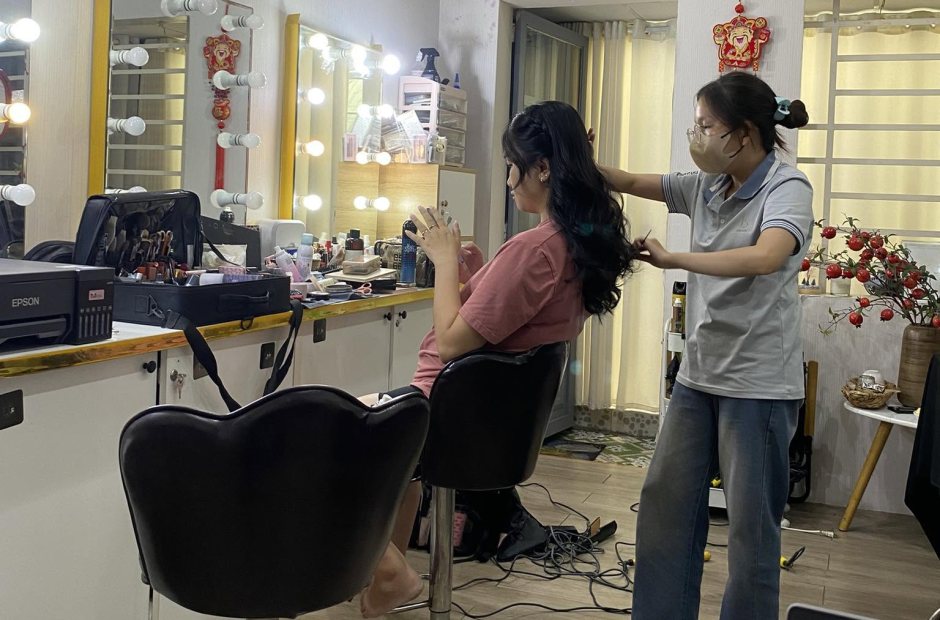 Thợ Kiều Min làm tóc cho khách dự tiệc ngay trong buổi trang điểm