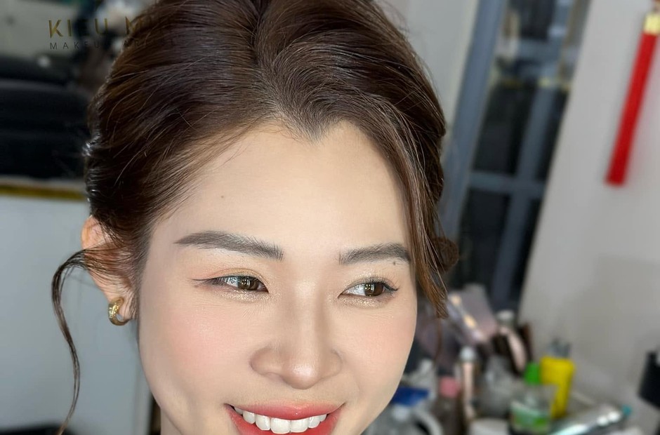 Kiểu tóc búi cao gọn gàng sau khi hoàn thành