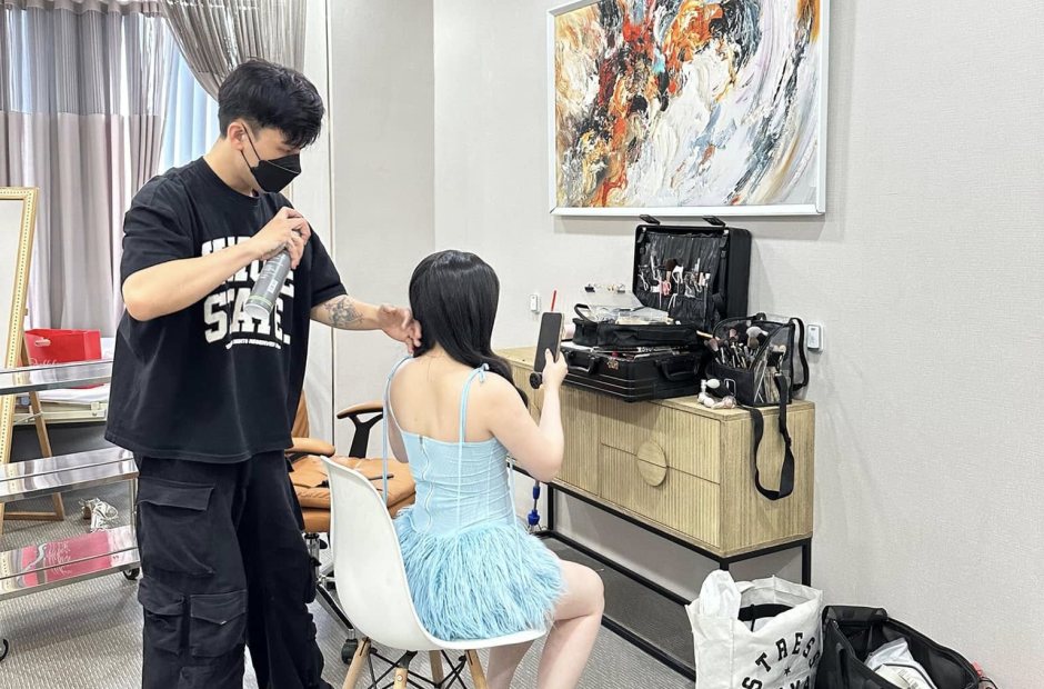 Thợ Kiều Min làm tóc cho khách ngay trong phòng, hộp đồ nghề mở sẵn trên kệ