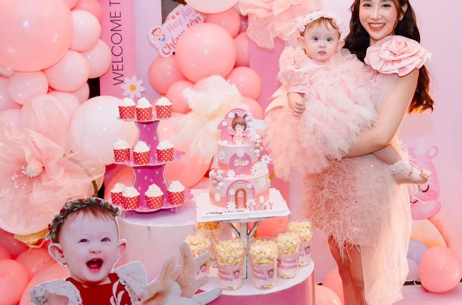 Tiệc thôi nôi tại nhà — mẹ và bé trong ảnh kỷ niệm