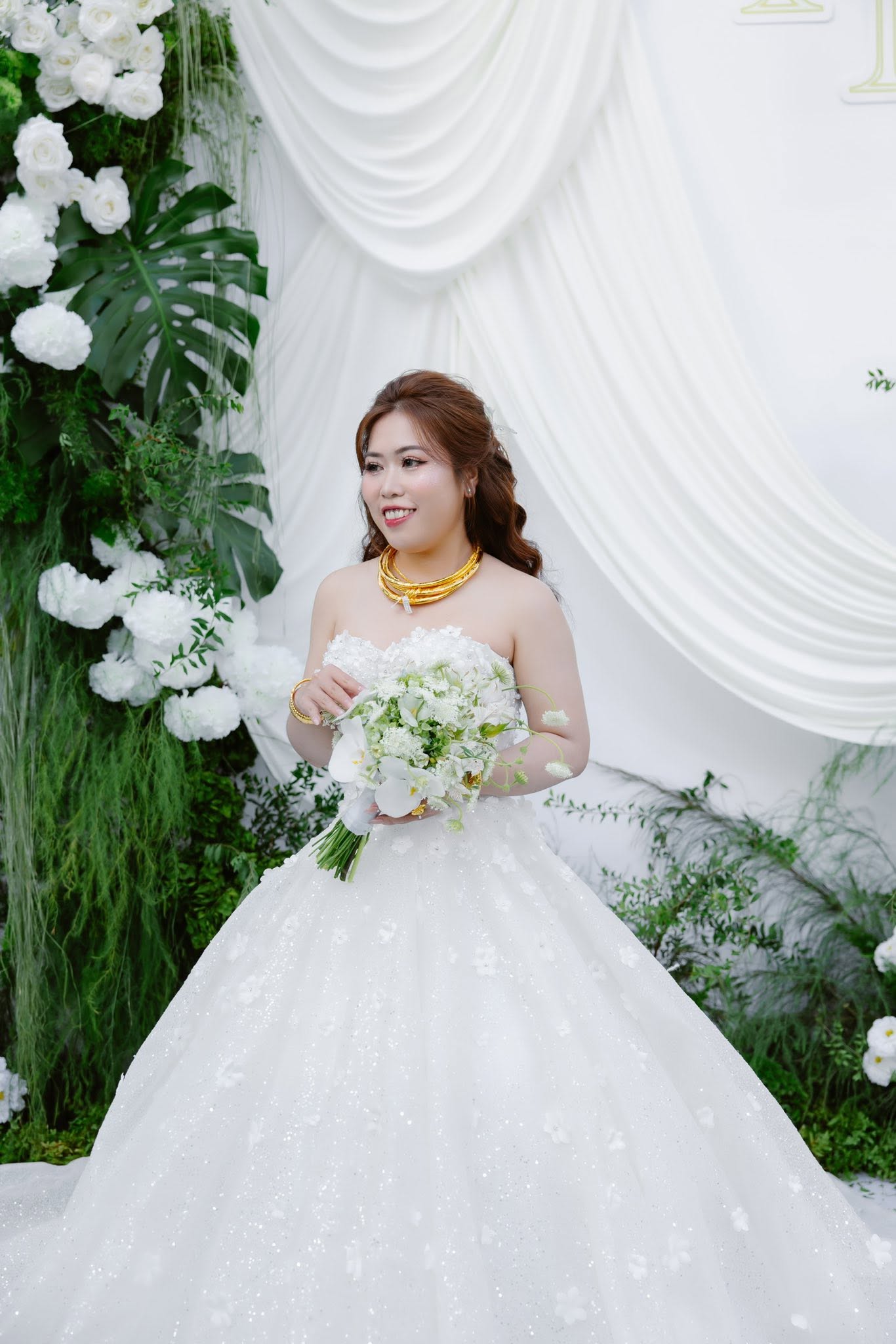 Tóc cô dâu búi cao cài trâm, giữ nếp gọn gàng trong ngày cưới có mưa