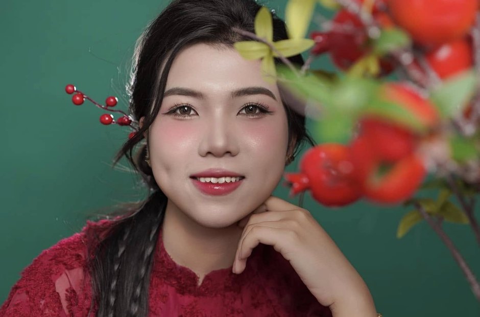 Son đỏ trên gương mặt tone ấm