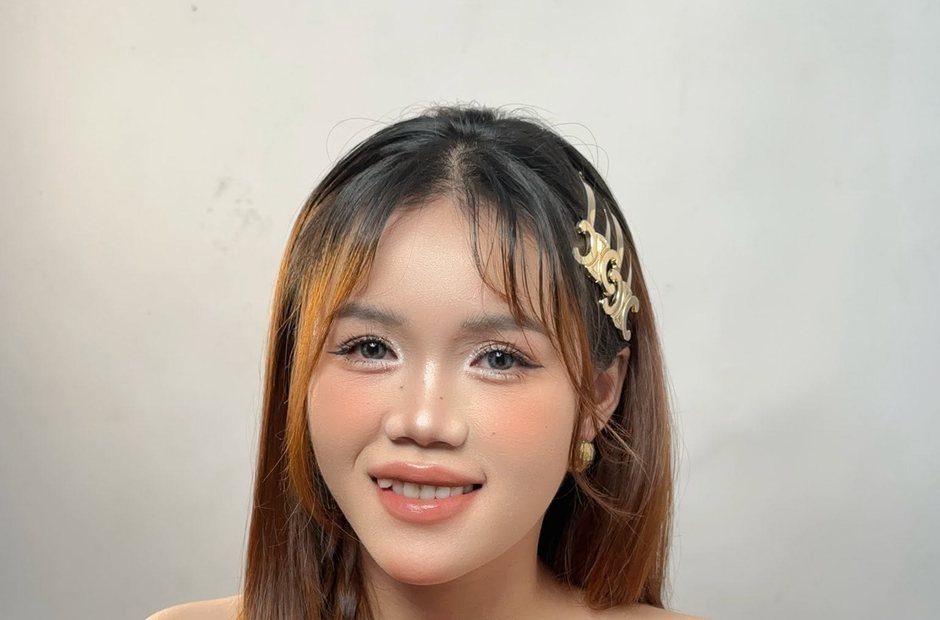 Bạn nữ với lớp trang điểm rất mỏng, nhìn gần vẫn thấy da thật