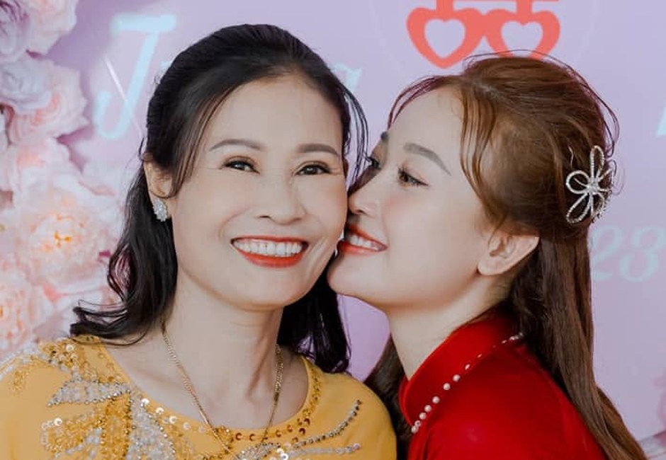Mẹ cô dâu và cô dâu trong lễ đính hôn, cùng được Kiều Min trang điểm