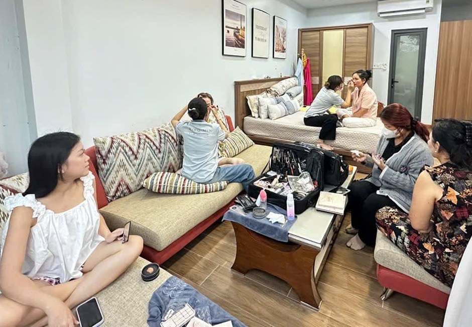 Nhiều người trong gia đình cùng chuẩn bị trang điểm tại nhà trong ngày cưới
