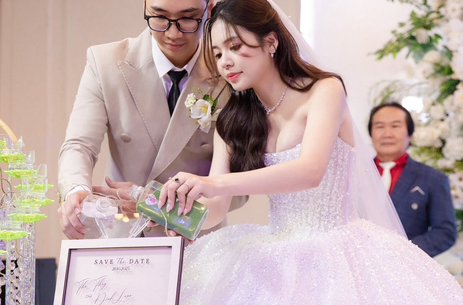 Chụp ảnh cùng gia đình trong ngày cưới