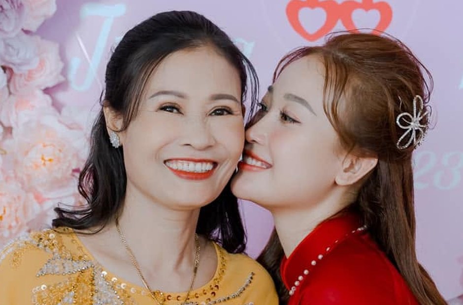 Mẹ bên con gái trong ngày cưới
