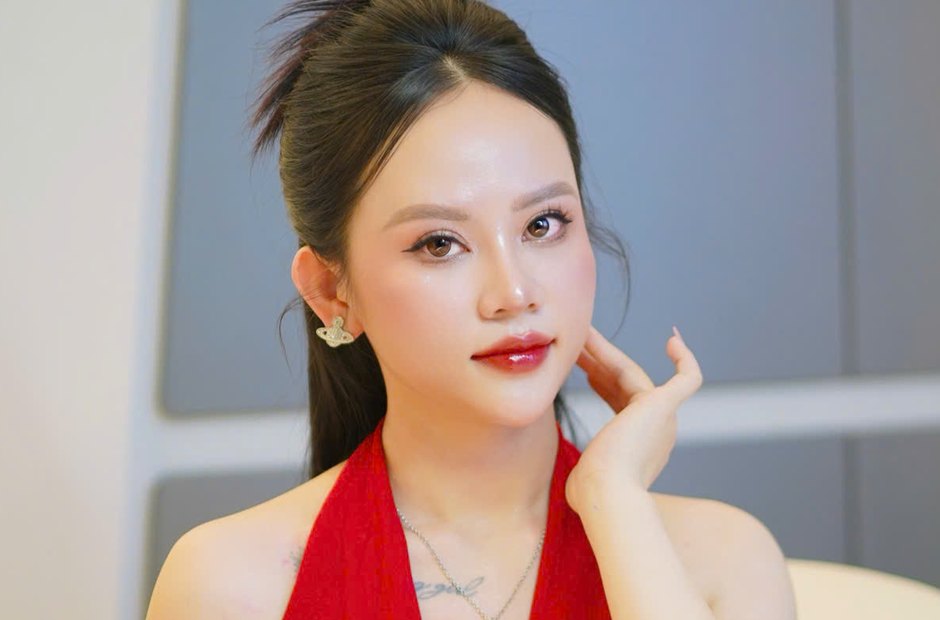 Gương mặt trang điểm lên hình
