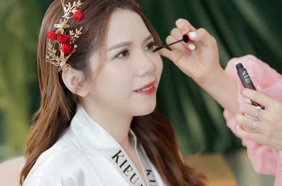 Hoàn thiện lớp trang điểm ngoài trời, vùng gò má lên sáng tự nhiên