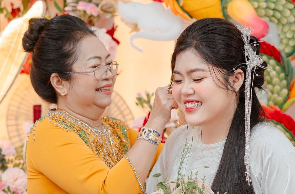 Mẹ bên con gái trong ngày lễ