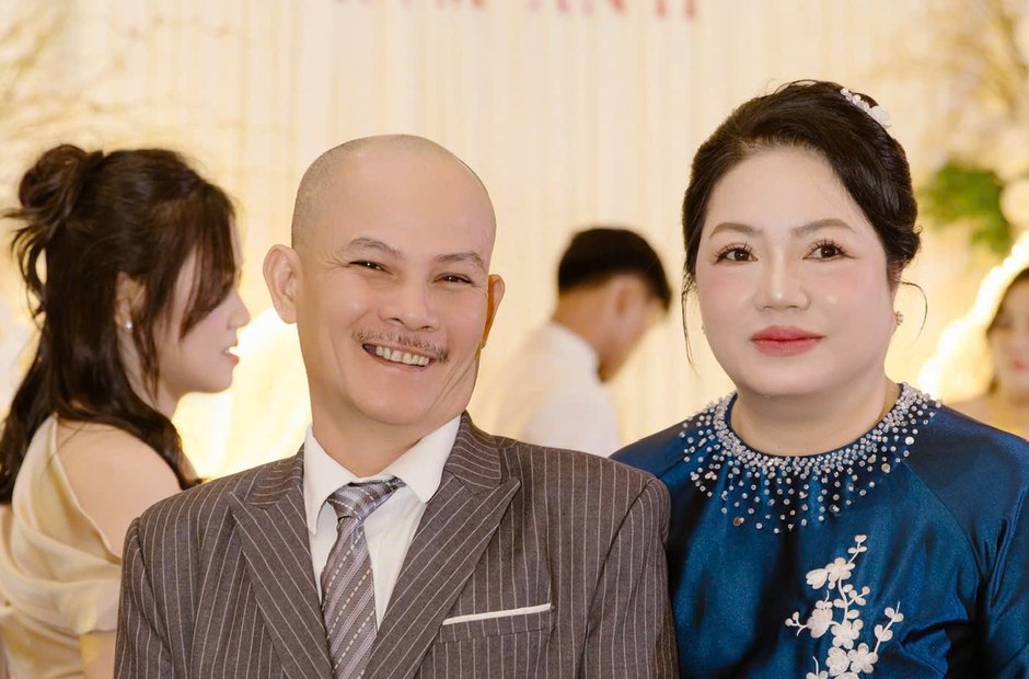 Khách mời trung niên trong tiệc cưới
